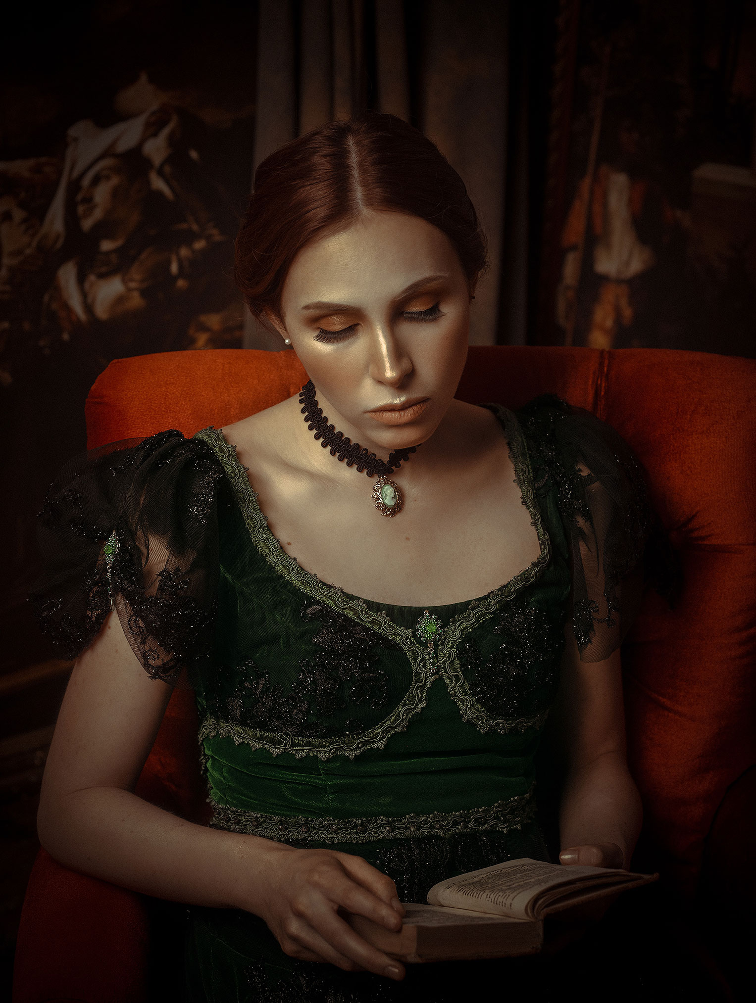 The Lady and the book / Renata Nieto by Rebeca Saray Ренато Нието в окружении книг и картин / фото 05