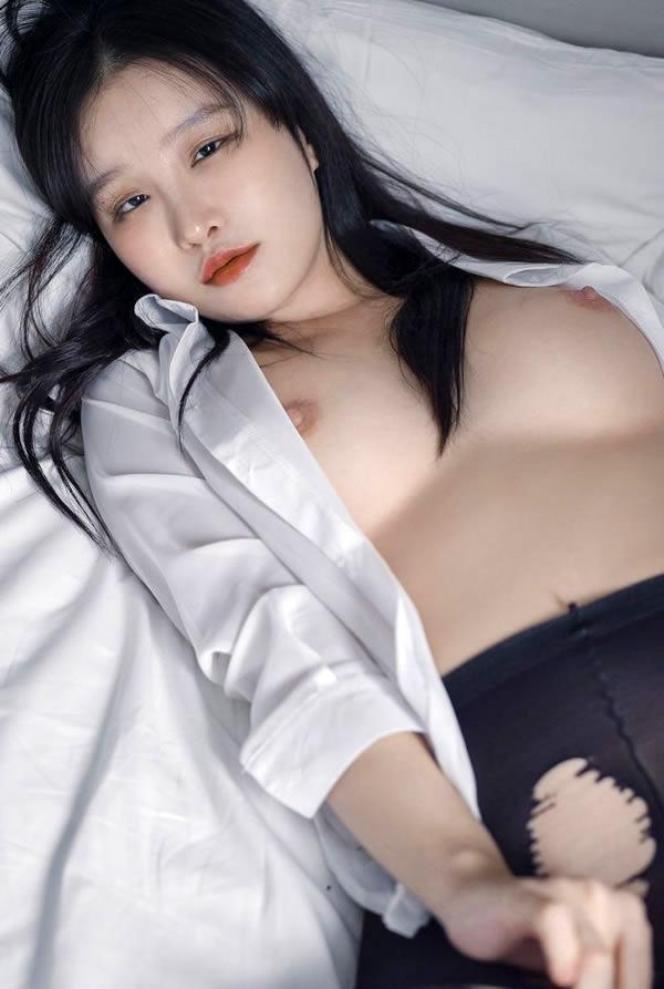 白衬衣黑丝美女尺度写真眼神秒杀宅男(19)