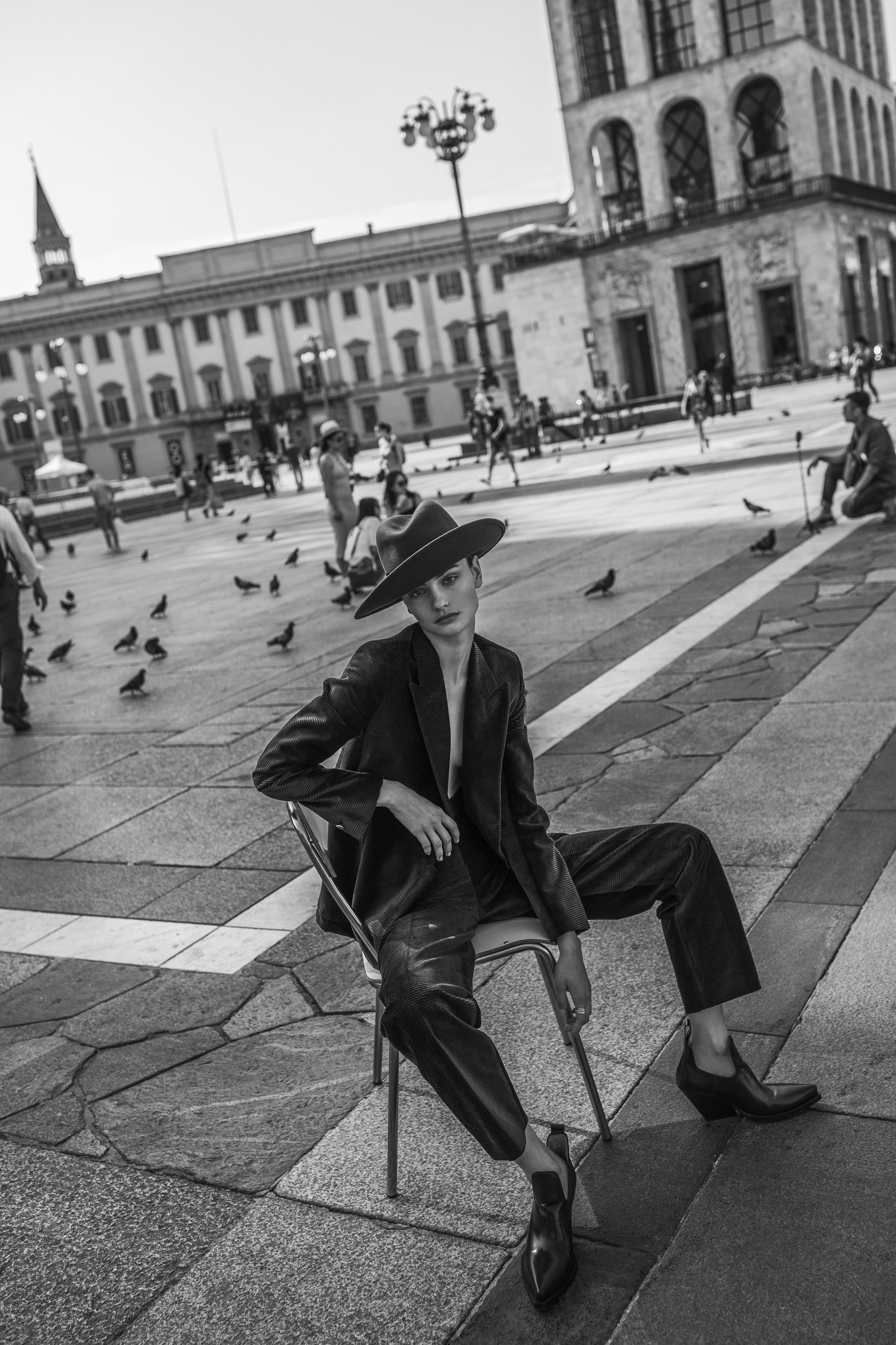 Paula Cioltean by Agata Serge / Vanity Fair Italia october 2020 Паула Чиолтян на улицах Милана / фото 10