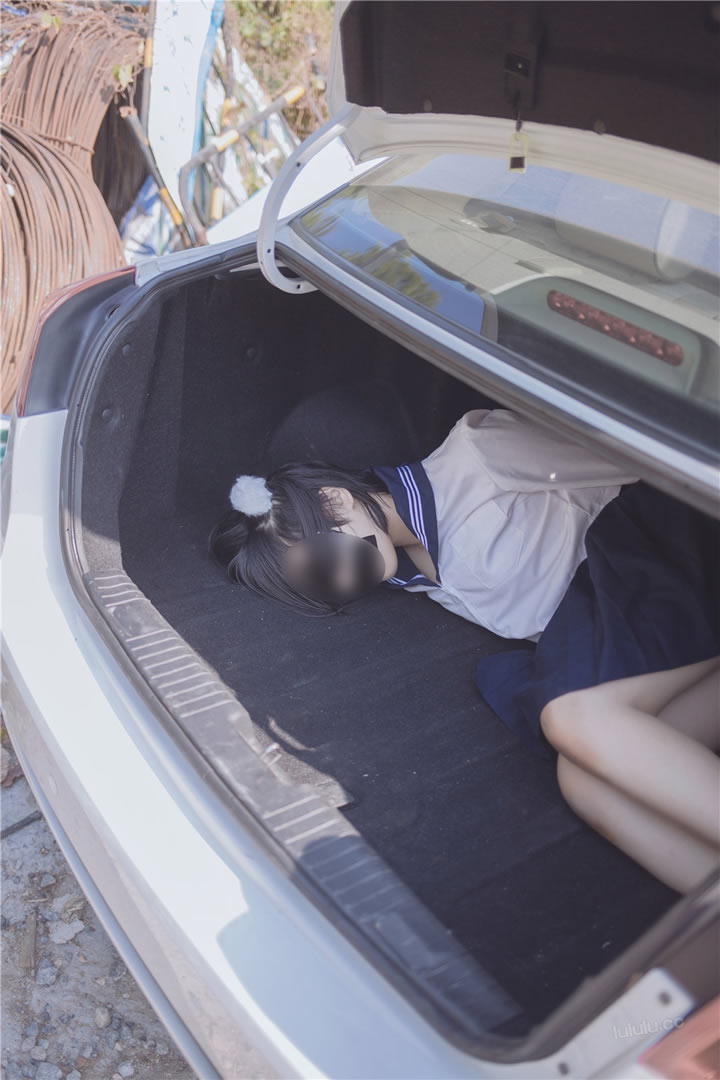 Internet celebrity beauty Youbao three years old-kidnapped JK plug into the trunk without holy light human body photo 3