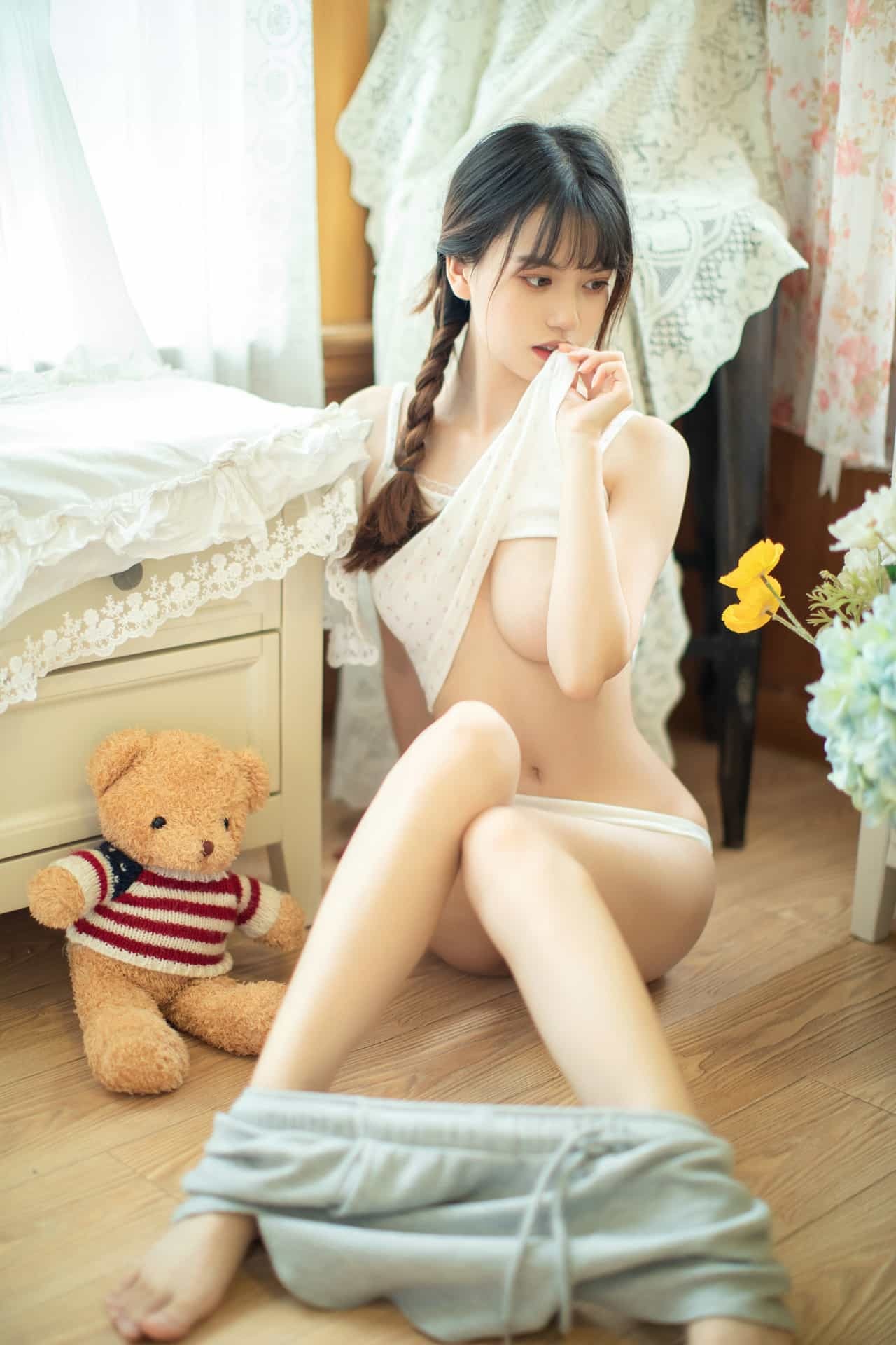 Lao Xiaobai의 섹시한 곡선과 부드러운 가슴의 개인 사진에 얼굴을 보여주는 아름다운 소녀의 매우 순수한 트위터-옆집 소녀