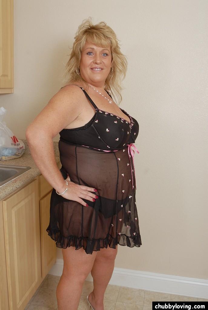 Fatty mature blonde Jenna undresses her black lingerie in the kitchen(3)