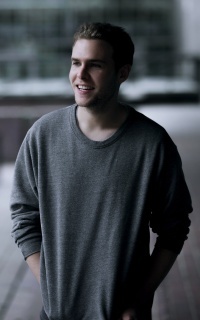 Iain de Caestecker IBVIGQij_o