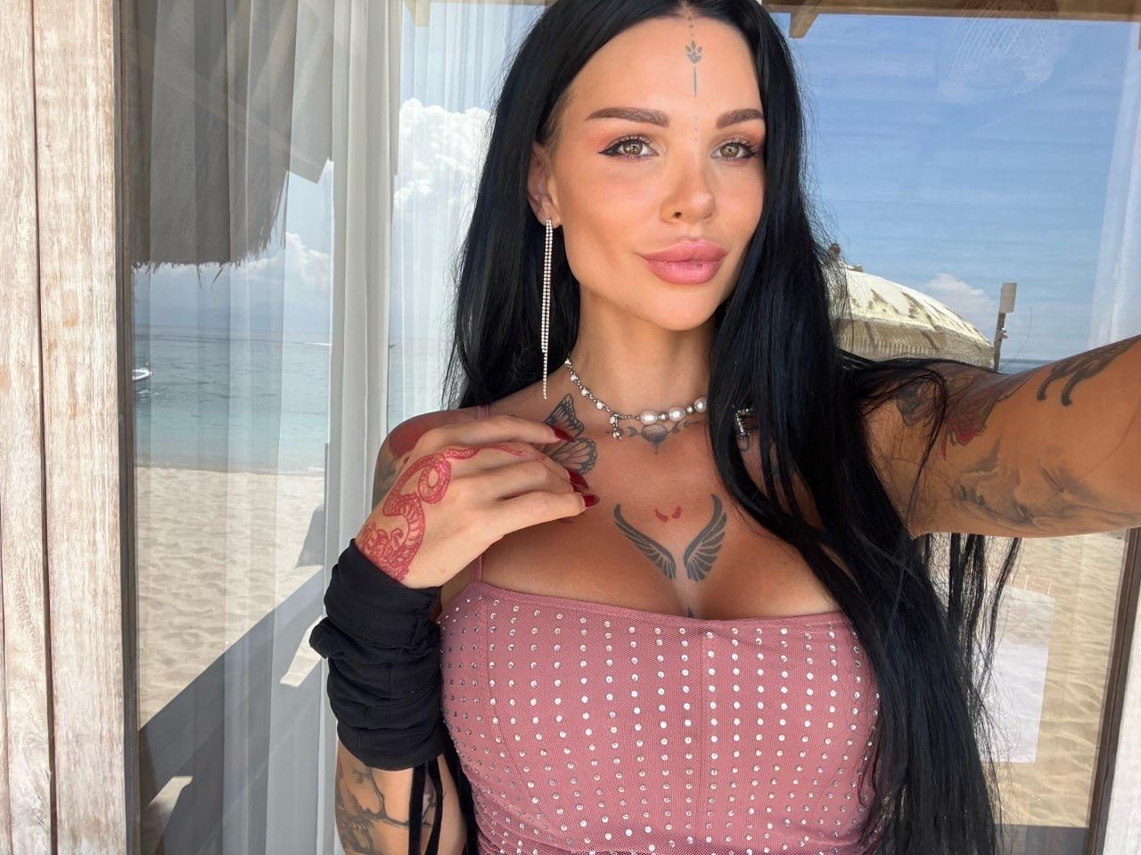 Inked OnlyFans hottie Sunny Free showing off her killer curves in a solo(10)