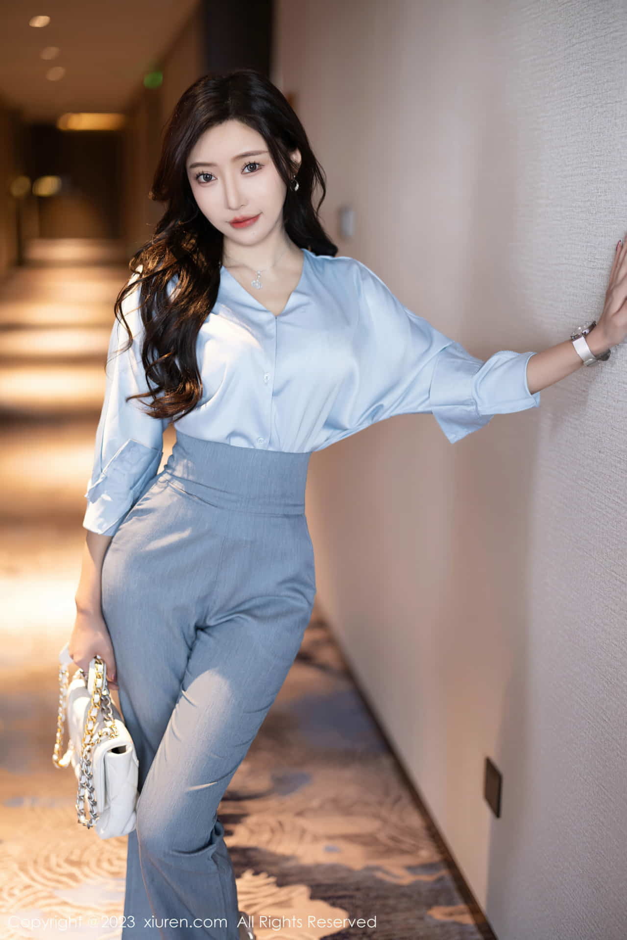 Goddess Wang Xinyao, sexy light-colored OL clothing, graceful and charming posture, dignified temperament, and sultry