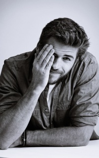 Liam Hemsworth DbIfBz0U_o