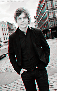 Evan Peters YcWiUvMK_o