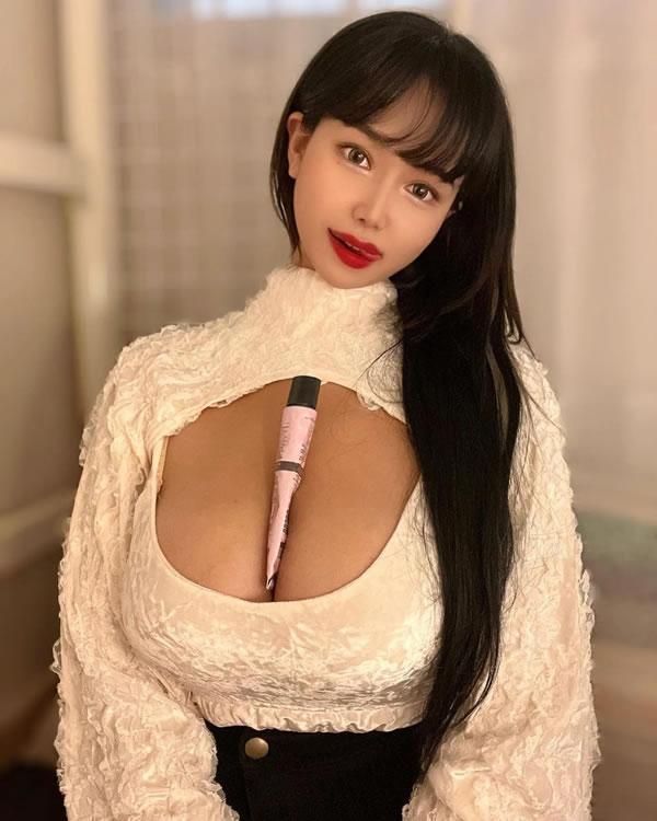 蜂腰巨乳美女ssusukang私拍诱惑图集(24)