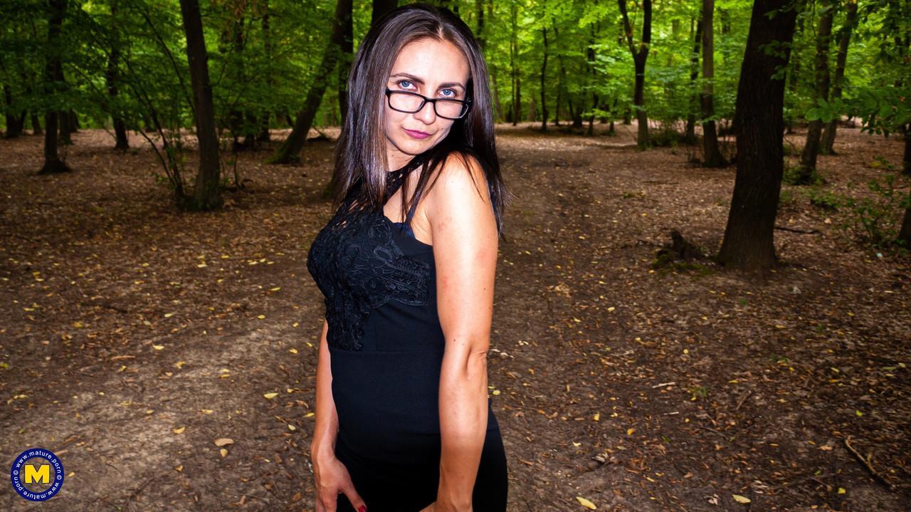 Mom with eyeglasses Anna shows her big booty & gives a BJ in the forest(19)