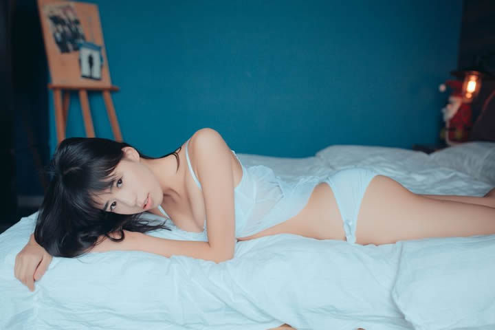 Push girl Ai Li Li privately shoot white pajamas without holy light human body photo 11