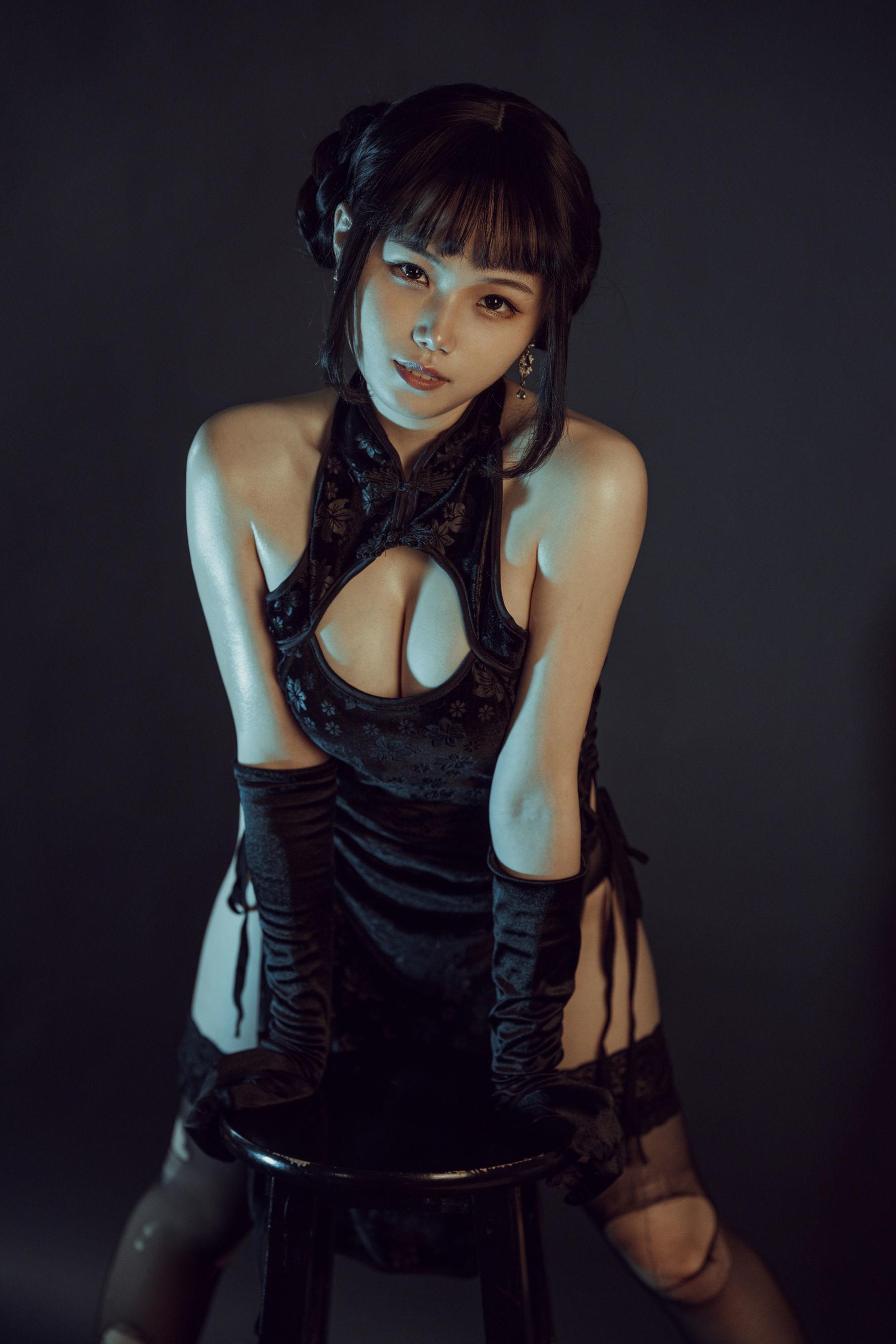 [网红COSER] 七月喵子 – 黑旗袍 写真集(31)