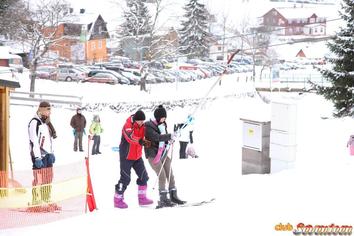 Four teen girls try lesbian sex for the first time after hitting the slopes(5)