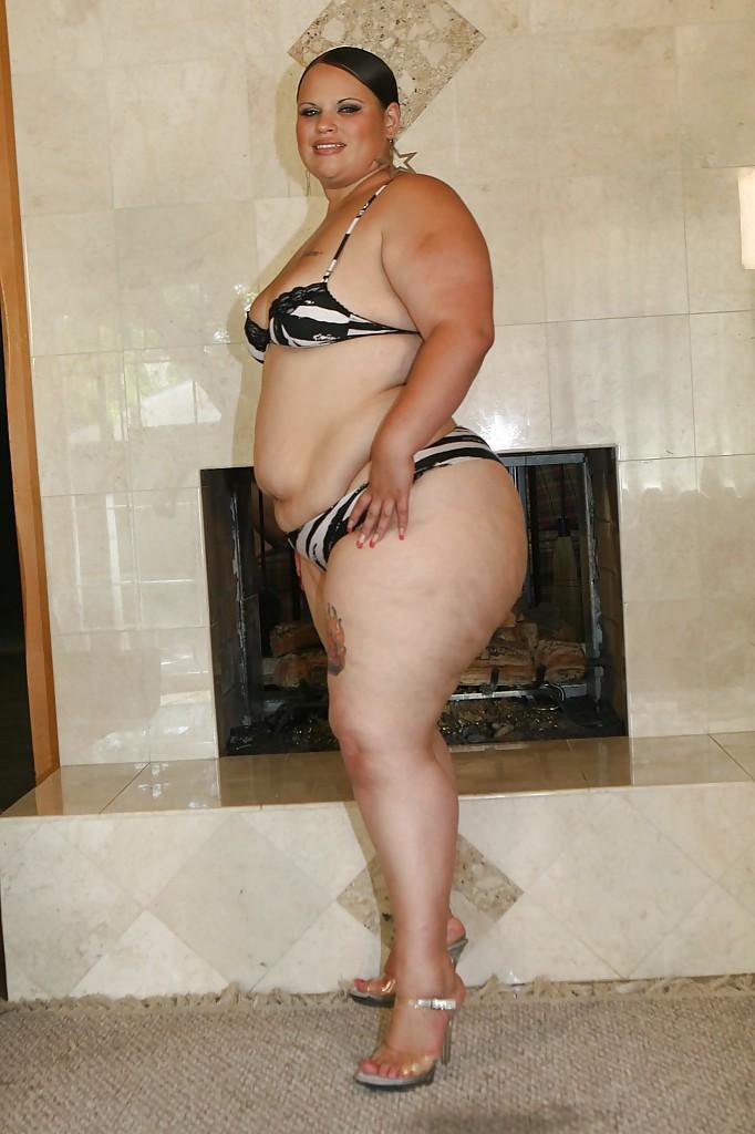 Brunette SSBBW star on high heels getting rid of her tiny bikini(2)