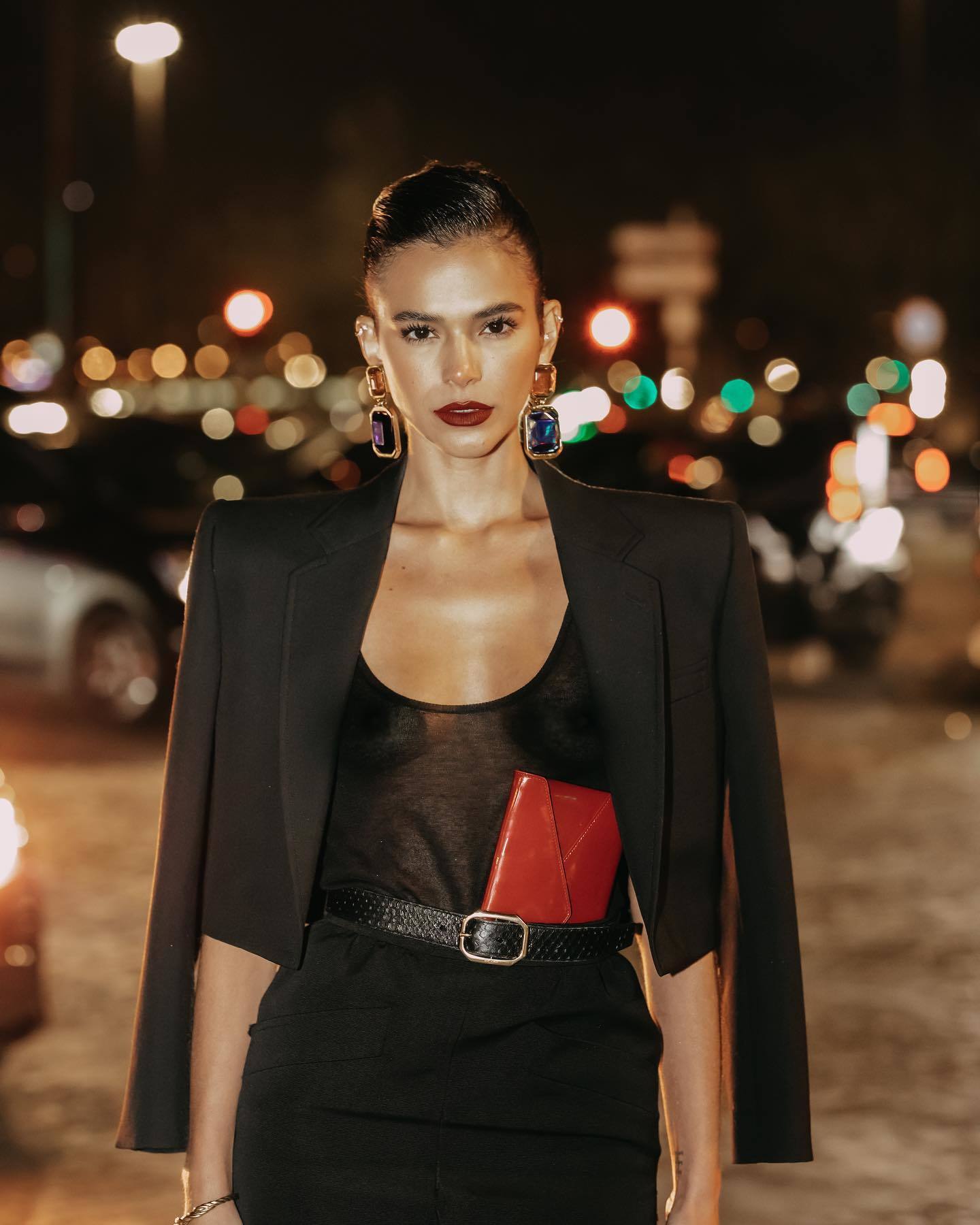 Bruna Marquezine com blusa transparente