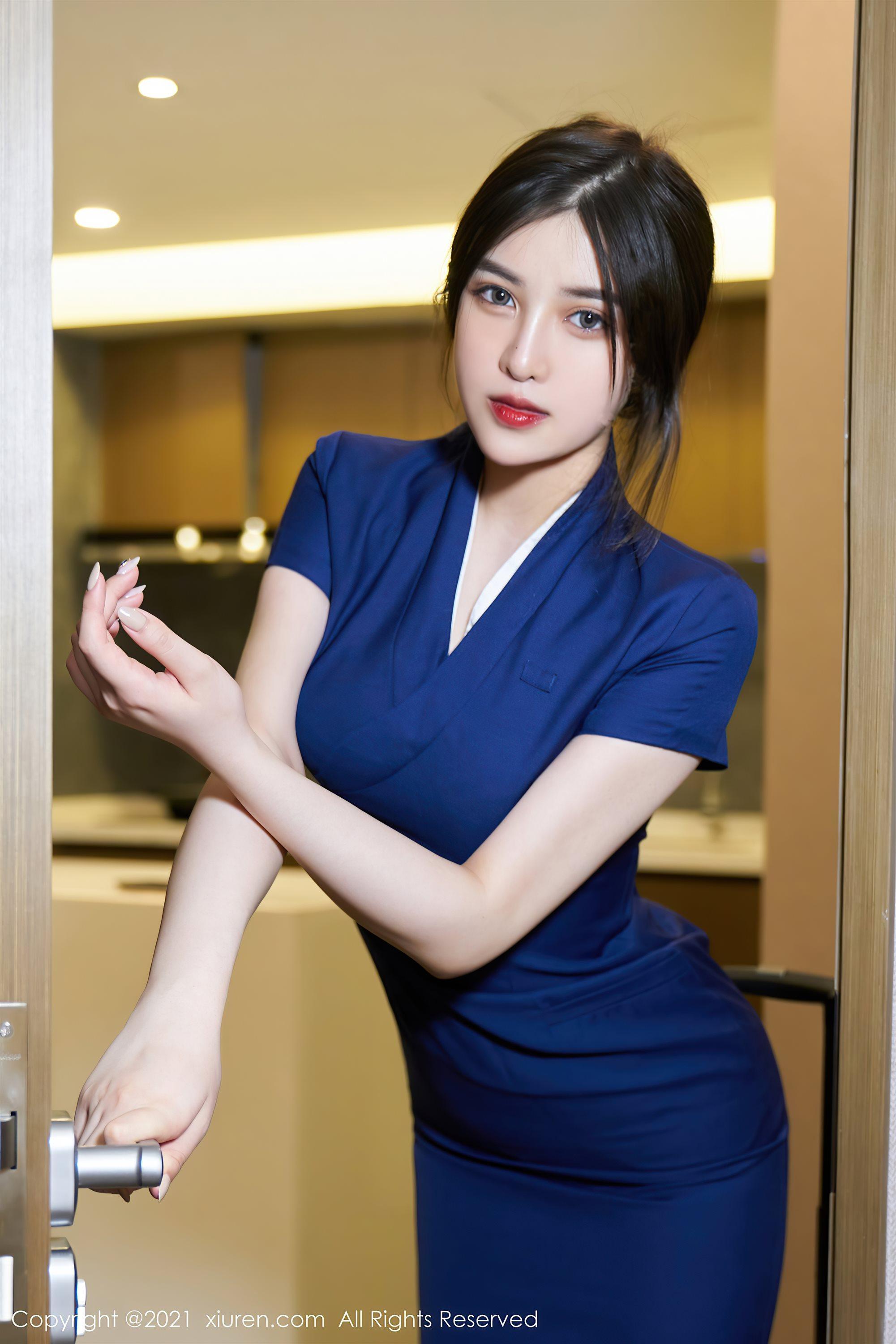 [XiuRen秀人网]No.3629 模特韩静安私房优雅空乘制服配开档黑丝裤袜秀翘臀诱惑写真(2)