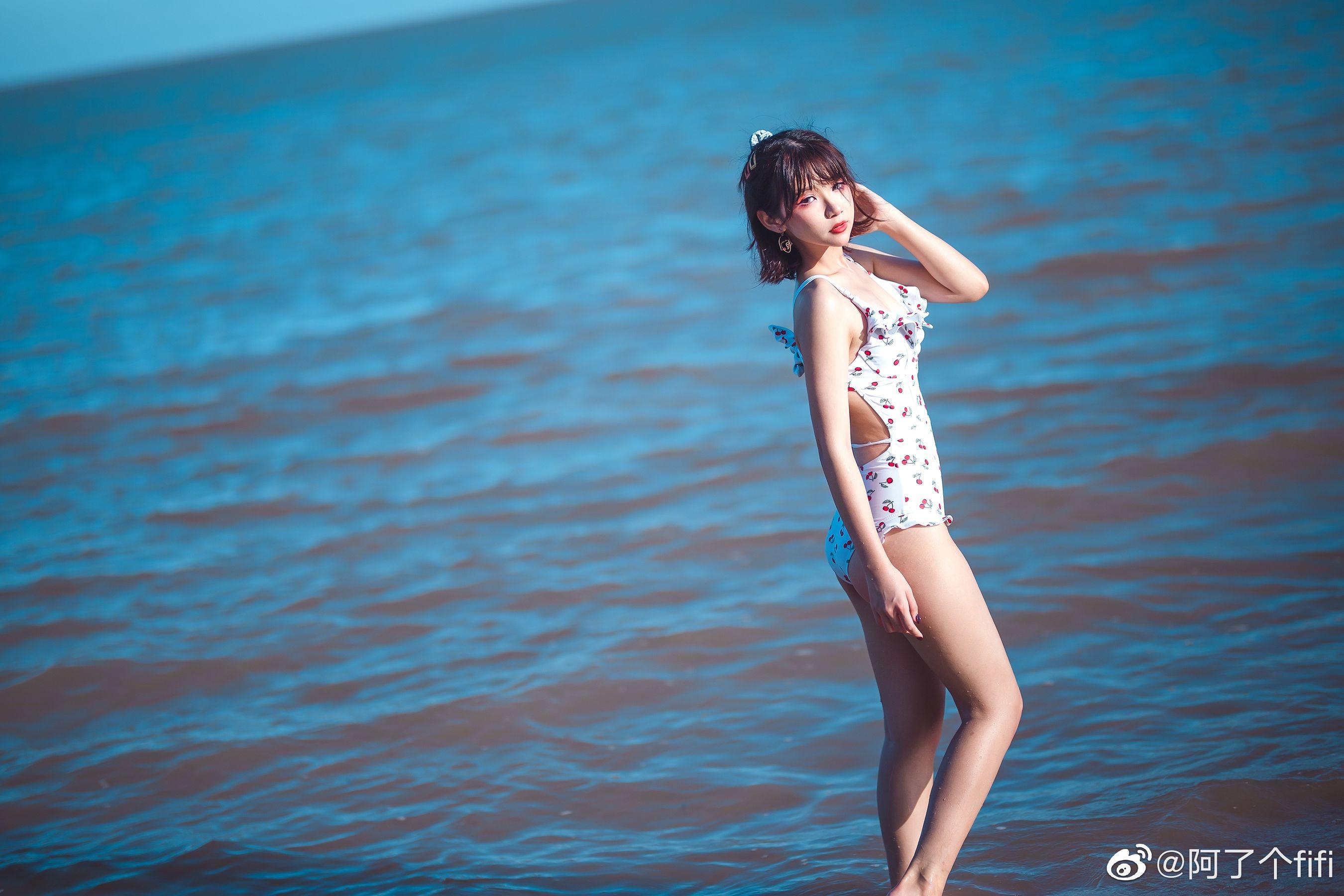 [COS福利] 动漫博主阿了个fifi – 夏天泳装 写真套图(7)