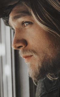 Charlie Hunnam Aot9MJaI_o