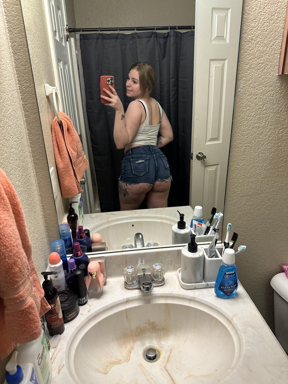 Chubby OnlyFans cam babe Kayla Bumsy flaunts her big ass wearing booty shorts(13)