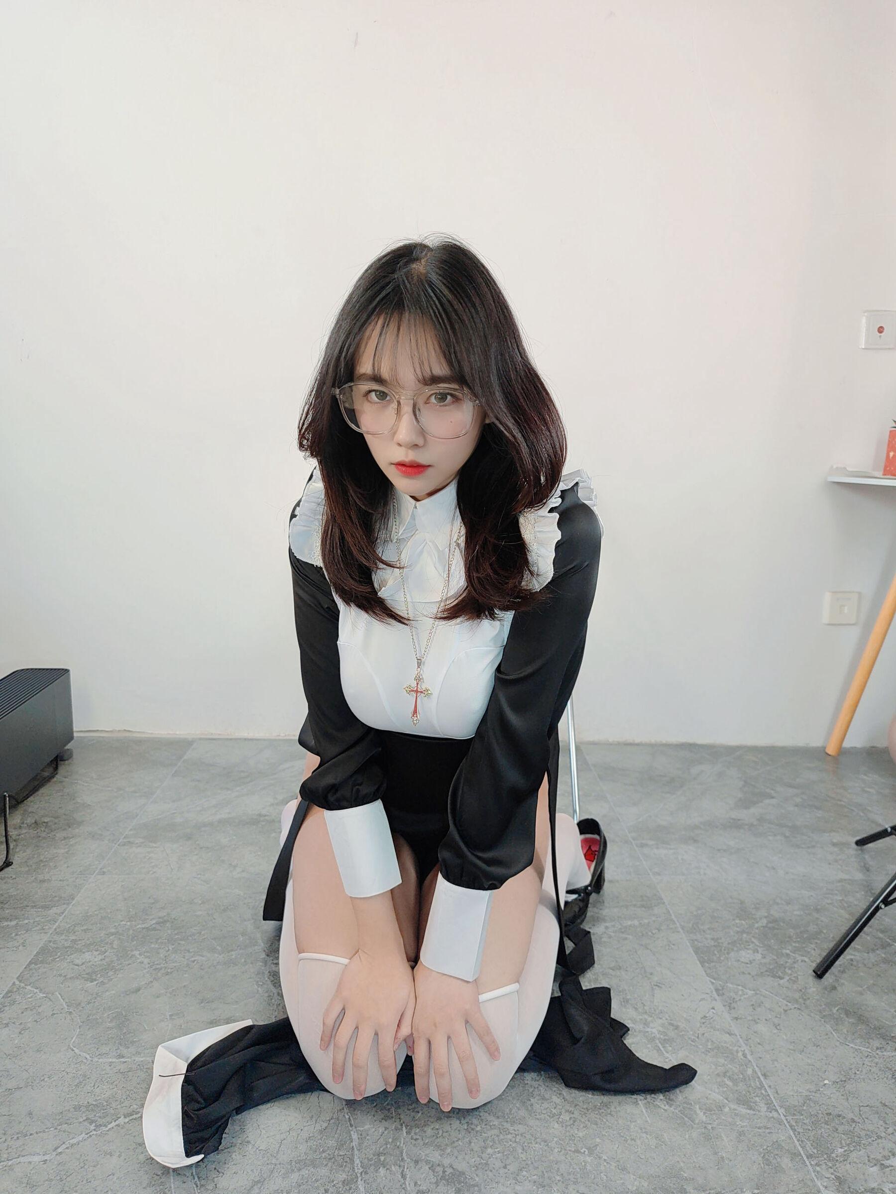 国模套图 Ceason Photography《修女服》(23)