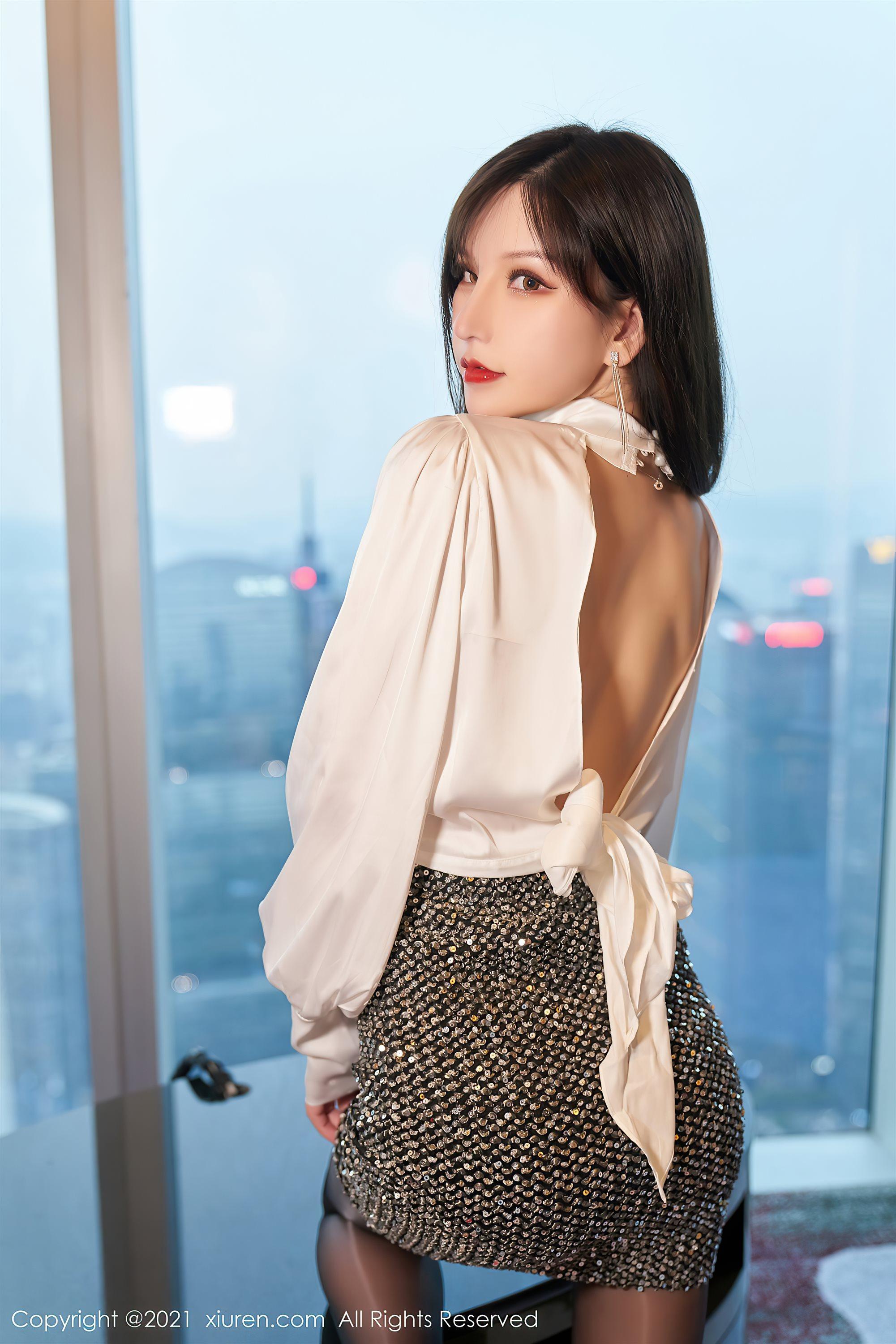 [XiuRen秀人网]No.3356 女神周于希Sandy都市OL主题短裙配黑丝裤袜半脱完美诱惑写真(15)