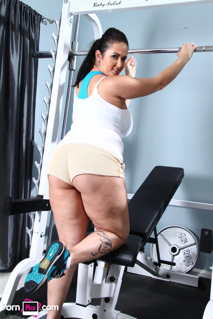 Chubby American MILF Carmella Bing unleashes her big boobs at the gym(10)