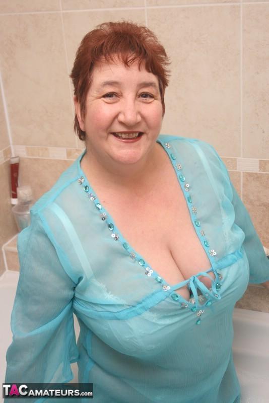 Redhead nan Kinky Carol parks her fat figure in a tub while fully clothed(13)