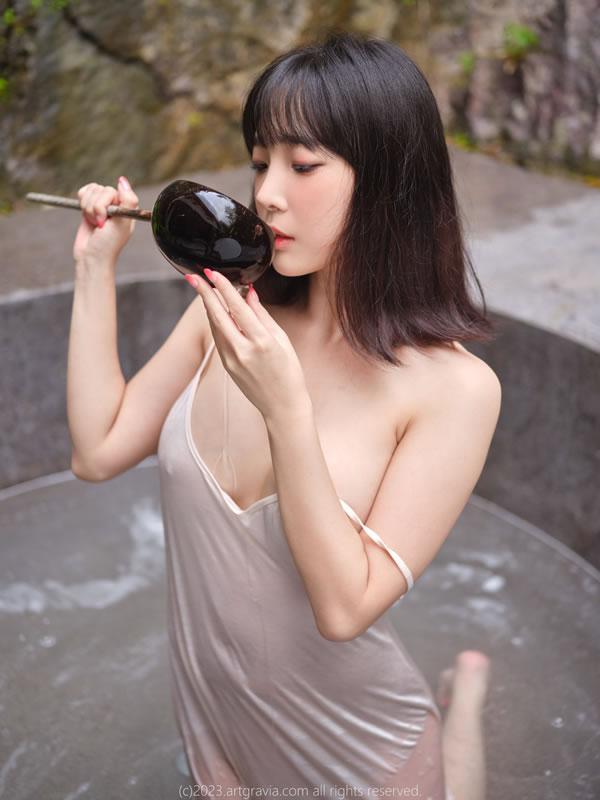 丰满美女姜仁卿白色吊裙户外温泉湿身写真(22)