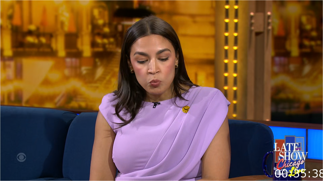 Stephen Colbert (2024-08-22) Alexandria Ocasio [1080p/720p] (x265) YBEDDWpD_o