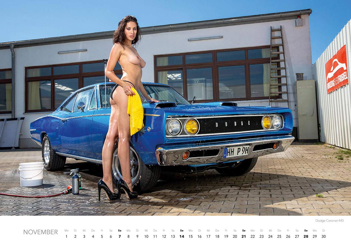 Эротический календарь с сексуальными полуголыми девушками, моющими машины / ноябрь
