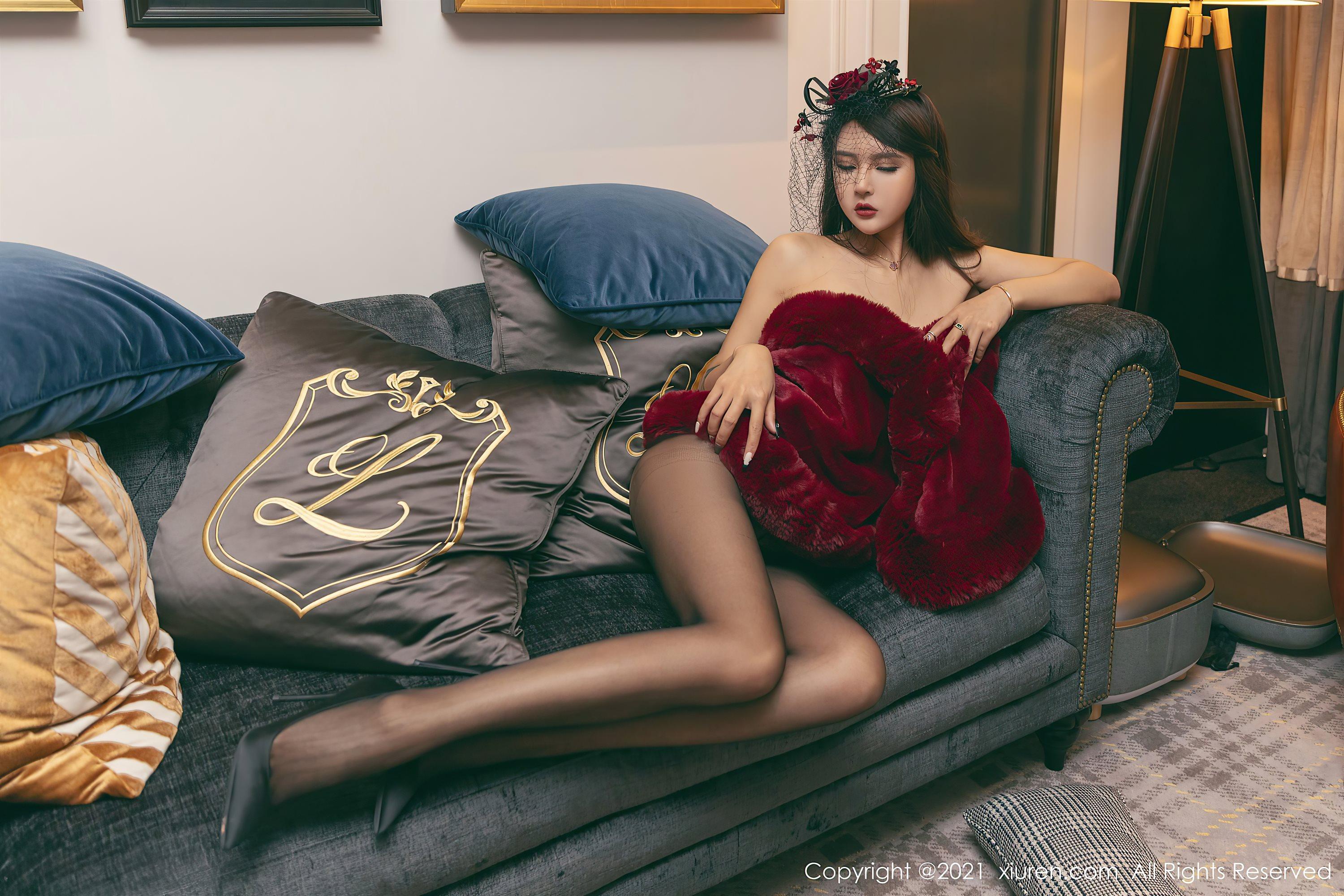 [XiuRen秀人网]No.3548 女神Emily尹菲澳门旅拍猩红贵妇装束半脱露翘臀撩人诱惑写真(37)
