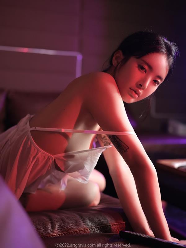 白色开胸泳衣小美女写真体态优美(28)