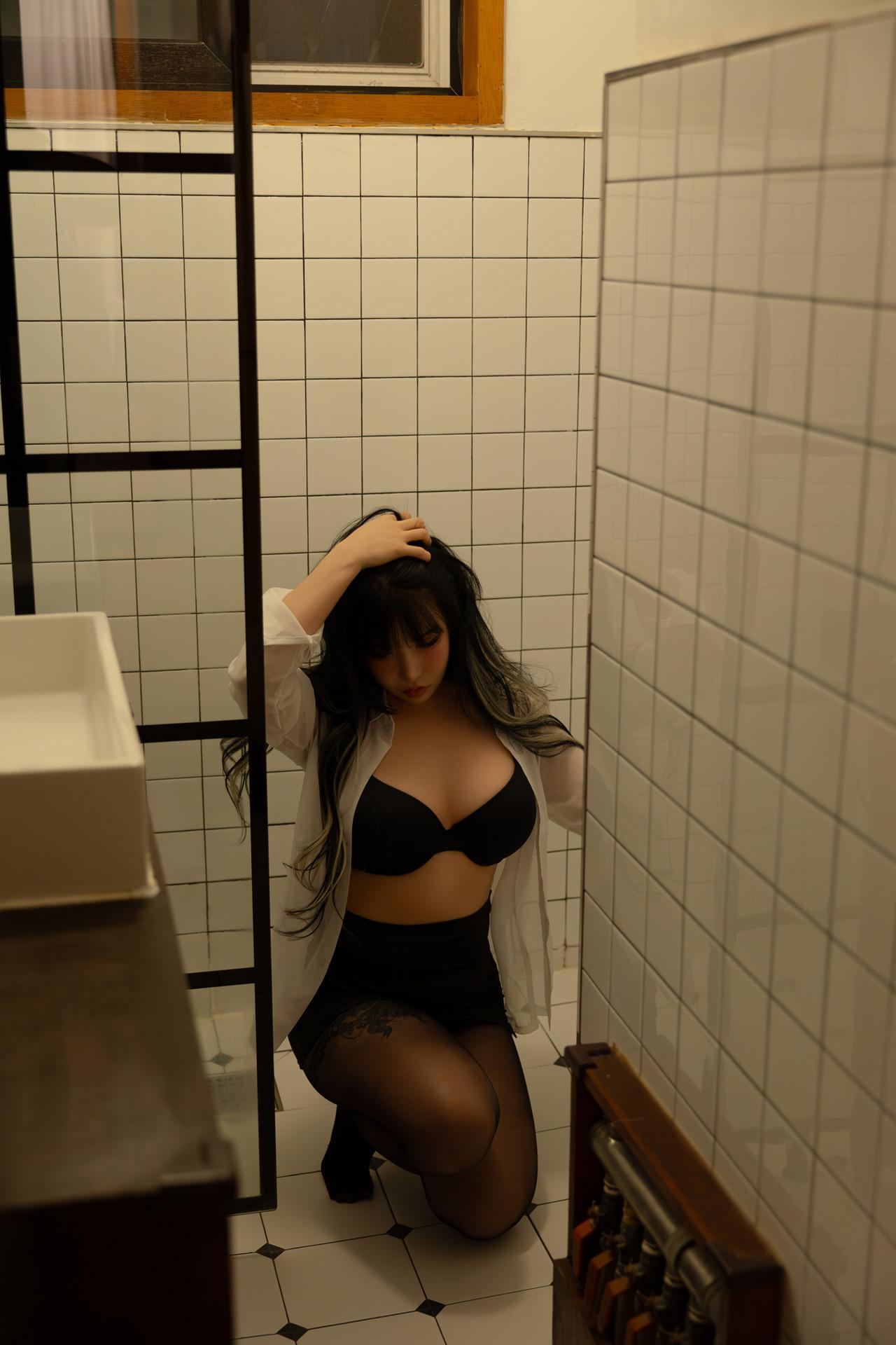 Lee Yuin 유인, Photobook ‘Girl Next Door’ Set.01(3)