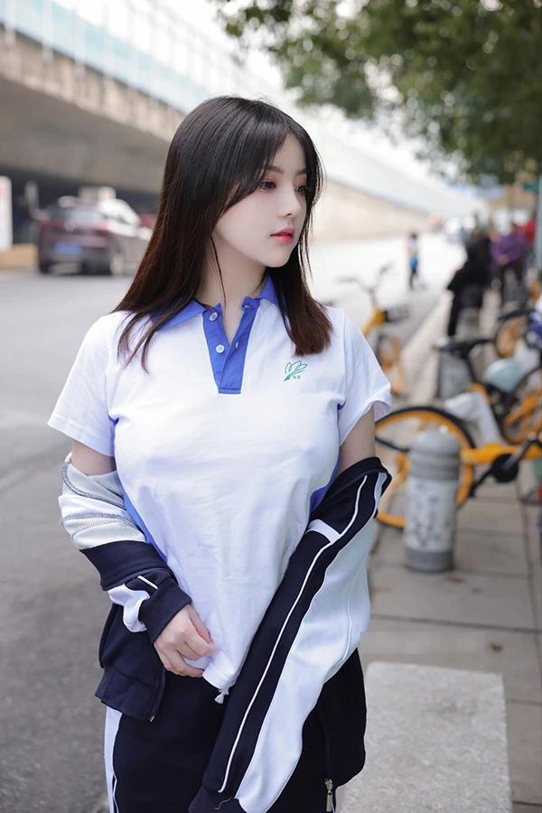 秀人女神豆瓣酱美丽校花公交站台大胆露出内部私购图(2)