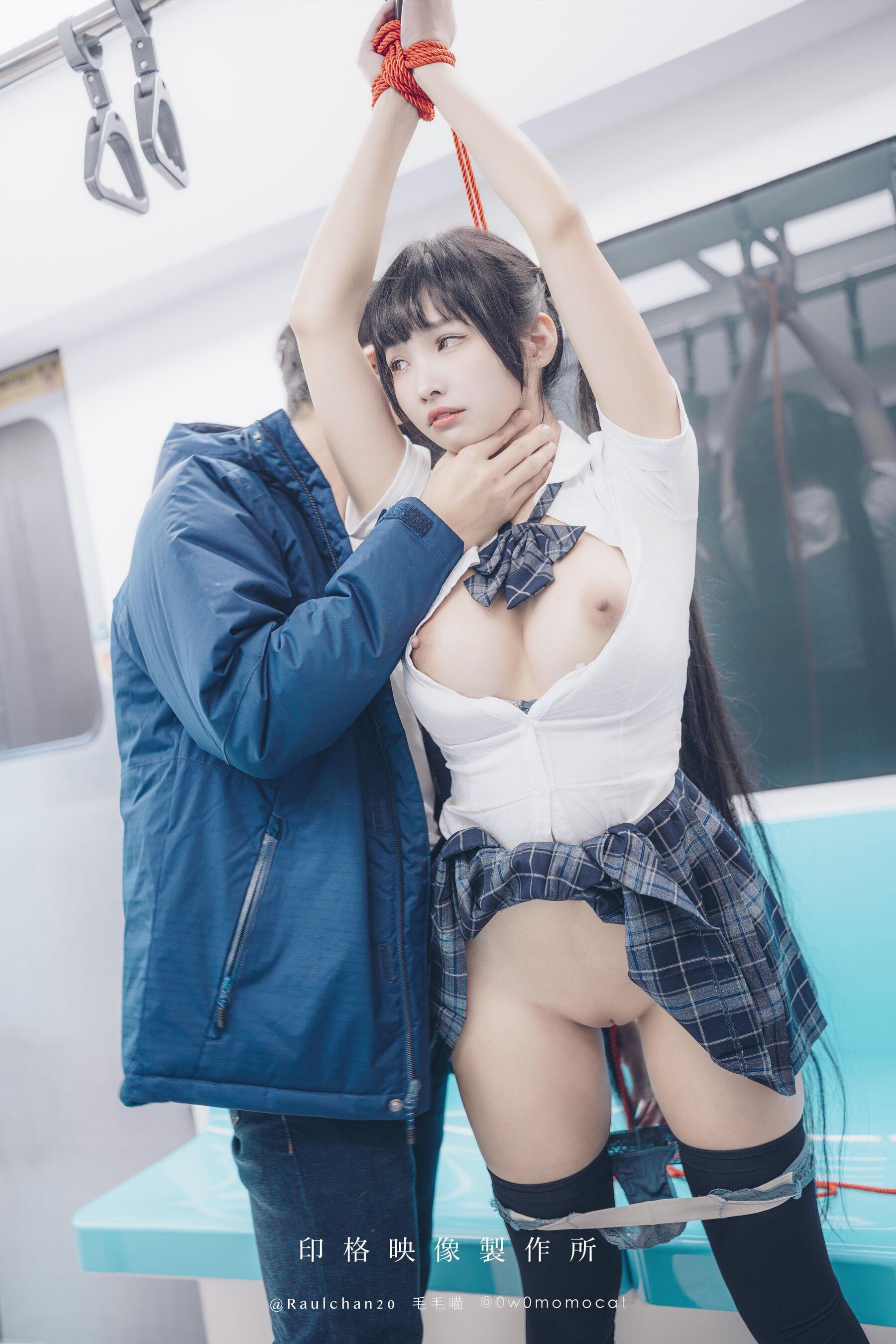 国模套图 慕慕Momo《🚄 电车通学少女 🆘》(35)