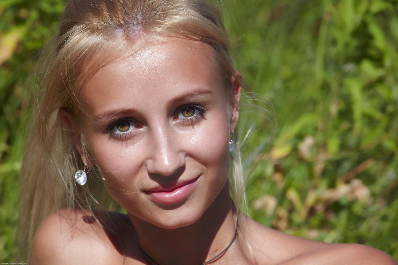 Slim blonde teen Afina flaunts her tasty pussy and shiny body outdoors(8)