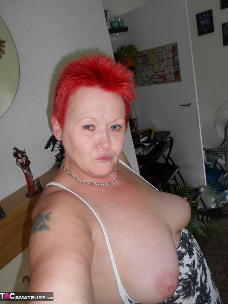 Older redhead Valgasmic Exposedabres her tits and twat while taking selfies(2)