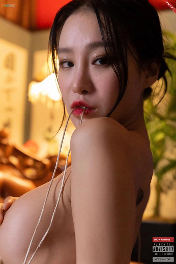 美女Leesnoww吊带抹胸裙展现最美的时刻(15)