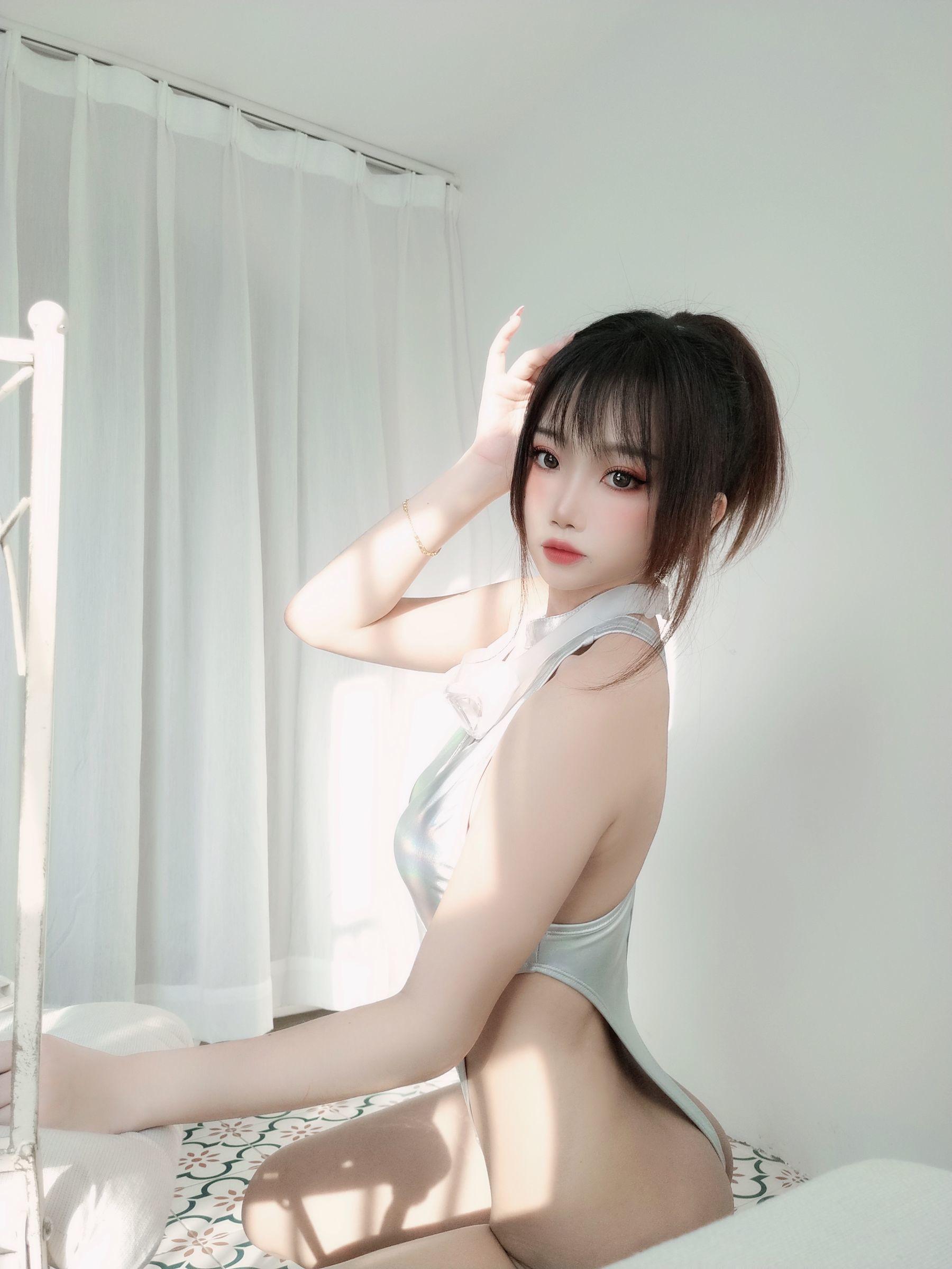 [网红COSER] 白嫩美少女鬼畜瑶 – 镭射竞泳 写真集(45)