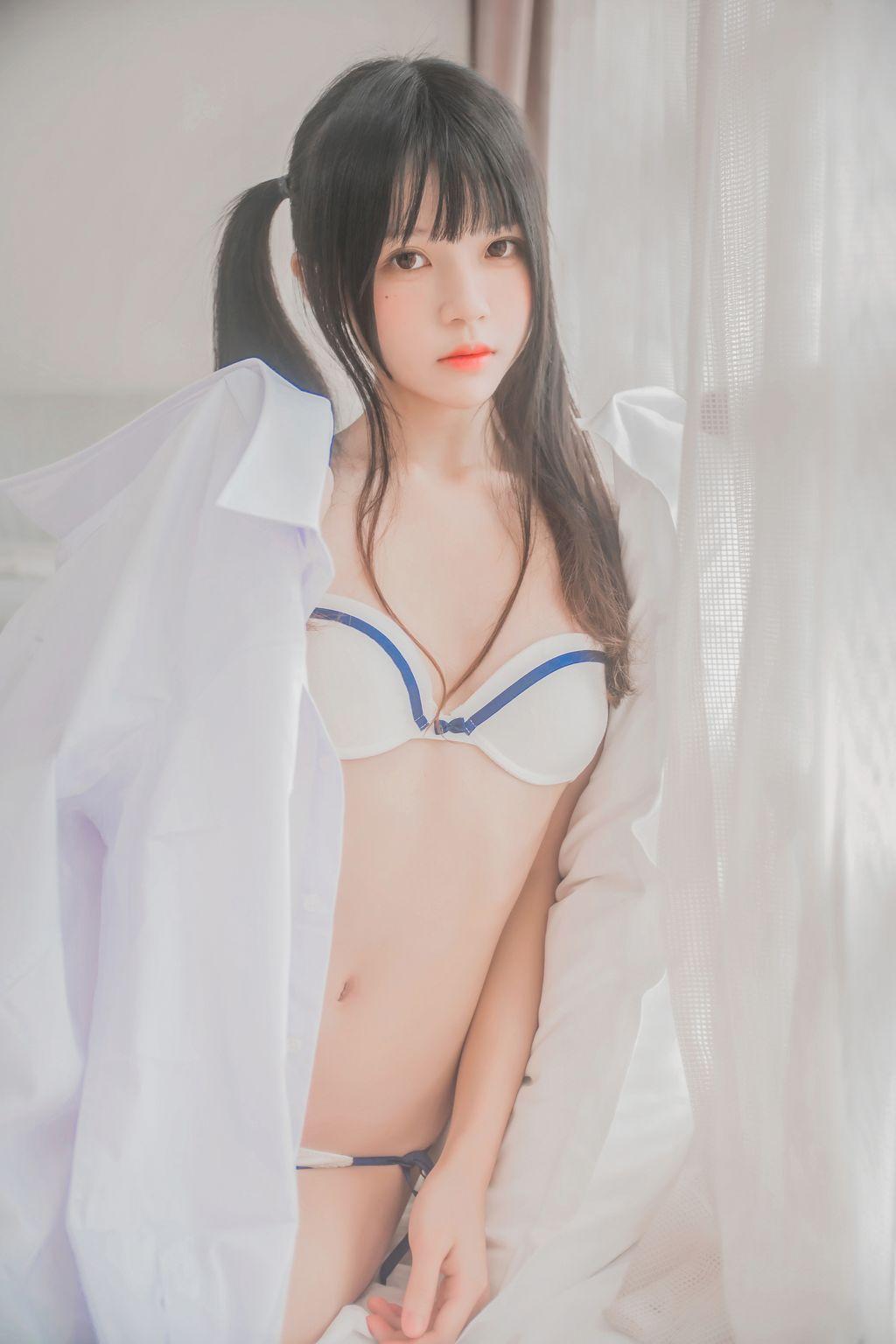 Coser @ 桜 桃 喵 Vol.073: 白 衬衫 双 马尾 (47 photos)(30)