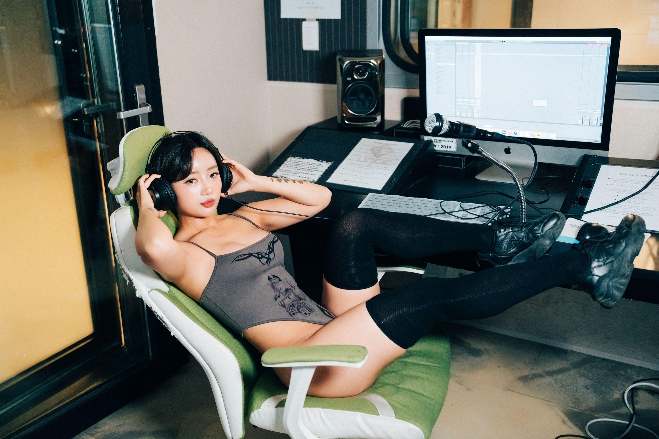[Loozy] Booty Queen: Nude Recording (155 photos )(50)