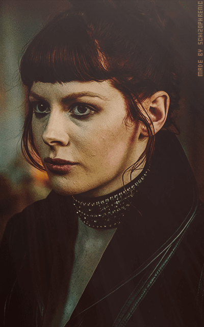 Emily Beecham GCdnkfDR_o