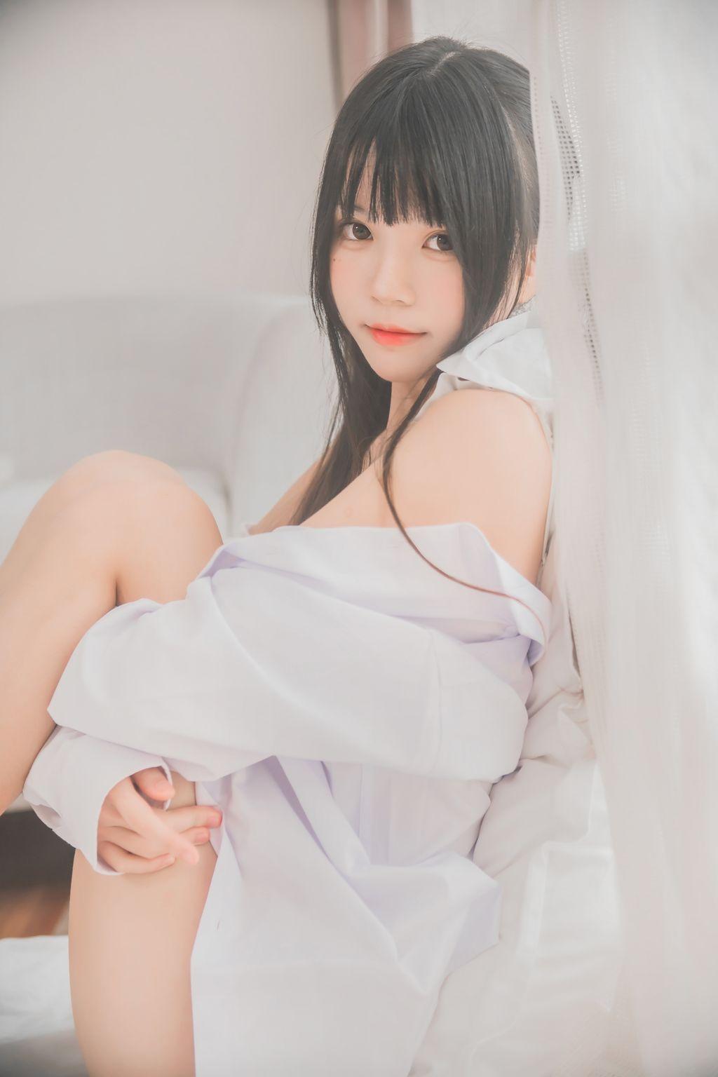 Coser @ 桜 桃 喵 Vol.073: 白 衬衫 双 马尾 (47 photos)(28)