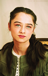 Raffey Cassidy VD19i2IE_o