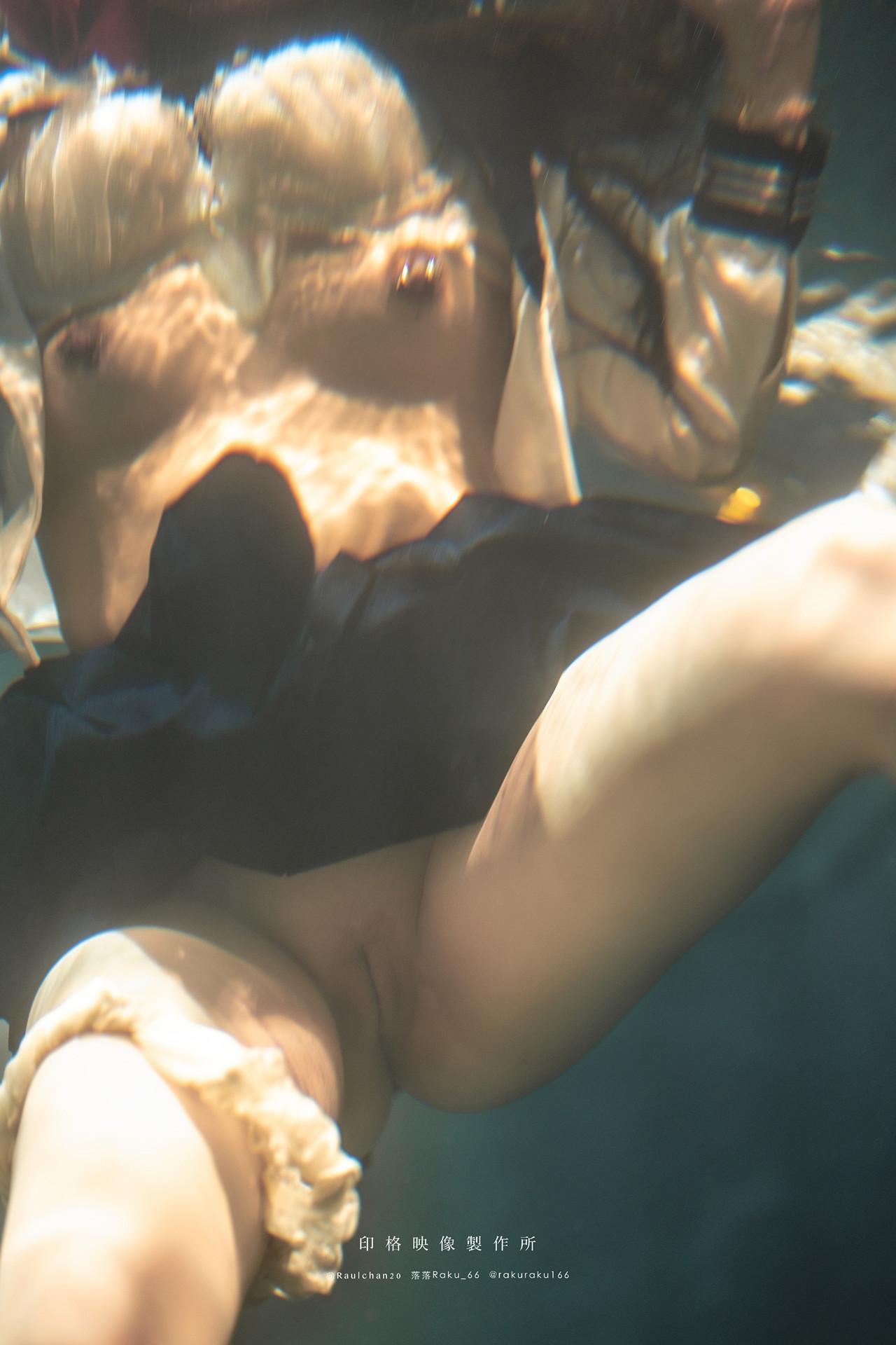 Cosplay 落落Raku – 水泳馆(22)