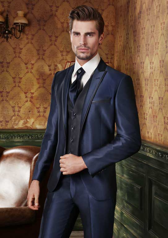 MALE MODELS IN SUITS: Dean Stetz for Maestrami