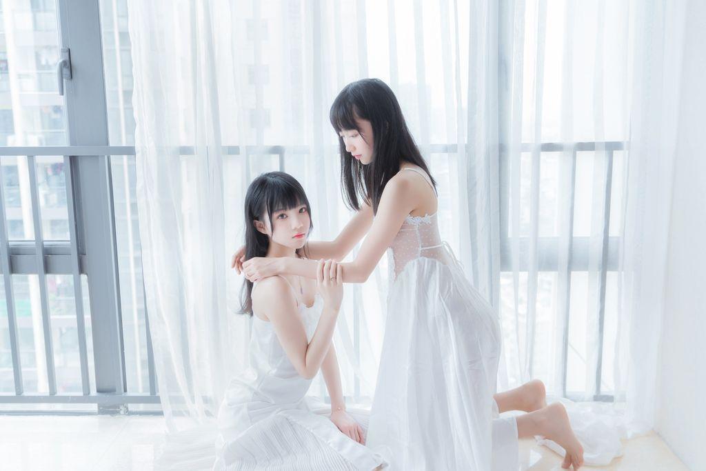 Coser @ 桜 桃 喵 Vol.045: 白色 长裙 (58 photos)