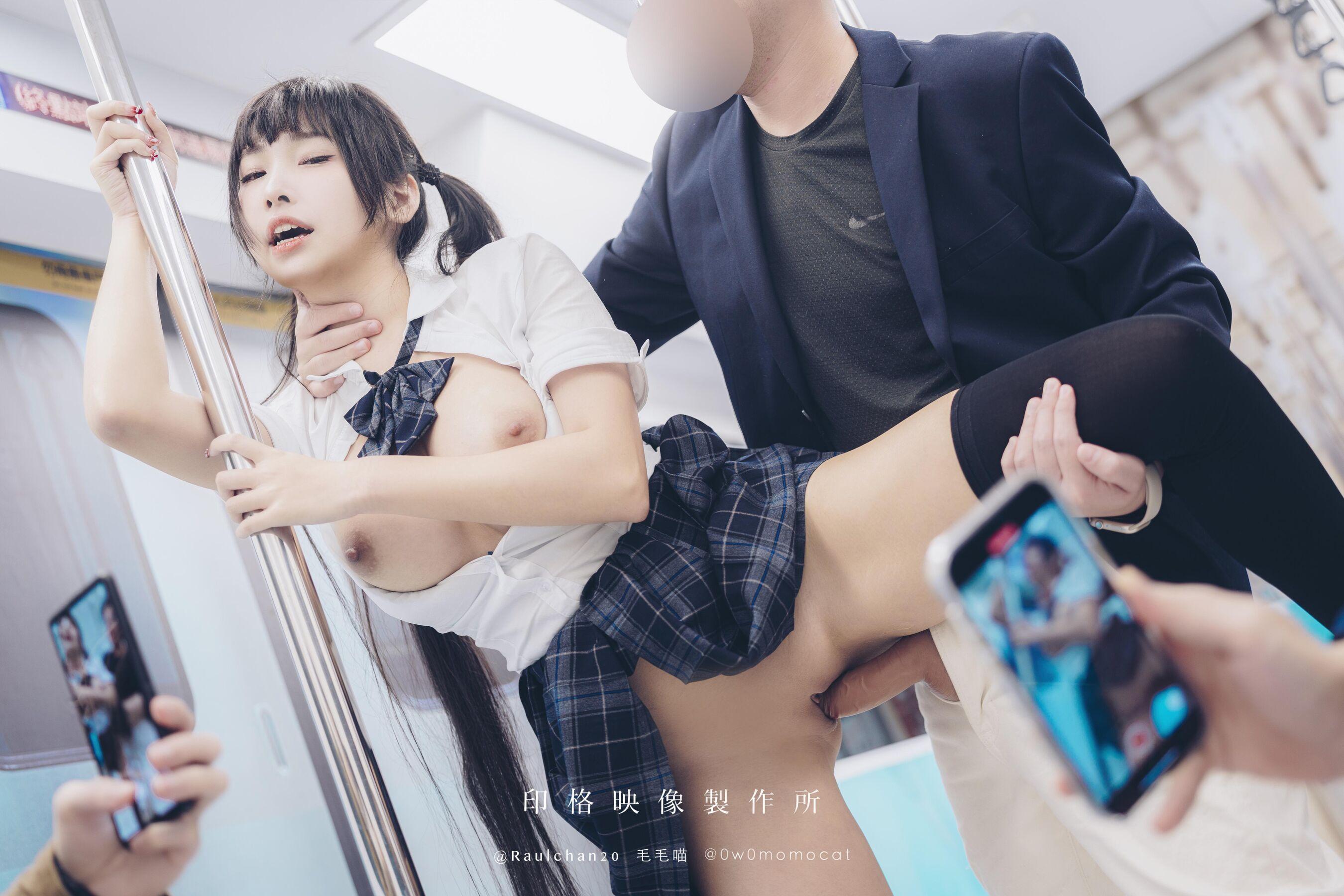 国模套图 慕慕Momo《🚄 电车通学少女 🆘》(53)