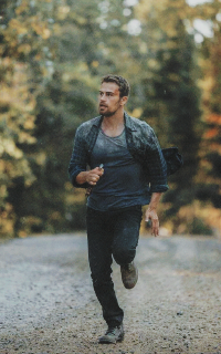 Theo James  Ic2ENXvq_o