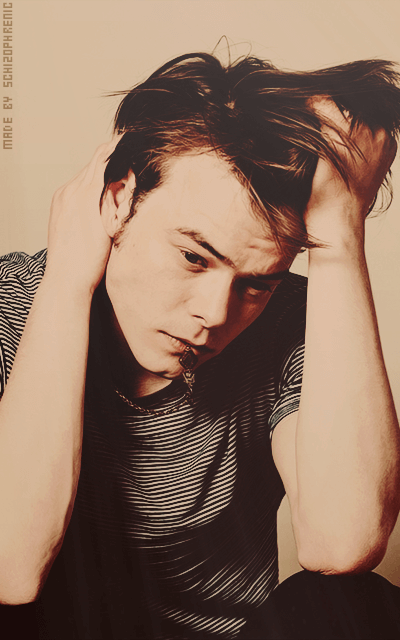 Charlie Heaton OuZU6XHp_o