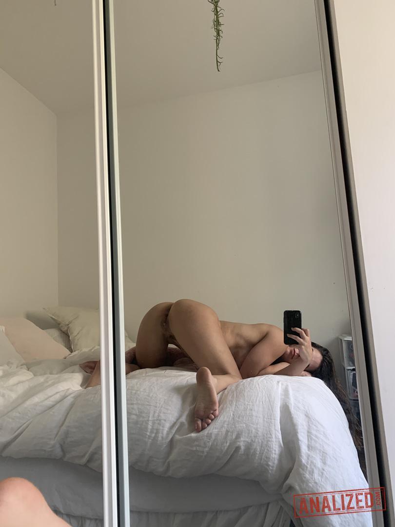 Brunette chick Abbie Maley grabs her bare ass after taking mirror selfies(8)